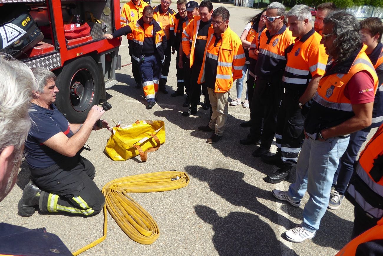 Los Bomberos de León forman a los voluntarios de Protección Civil en extinción de incendios