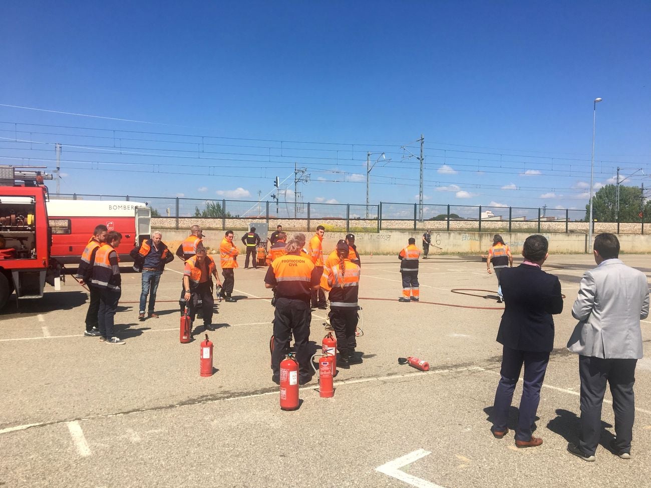 Los Bomberos de León forman a los voluntarios de Protección Civil en extinción de incendios