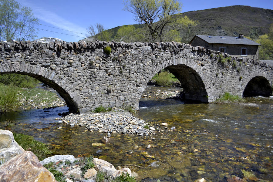 Este municipio, situado en plena cordillera Cantábrica, fue un verdadero escenario de enfrentamiento durante la Guerra Civil, conservando a día de hoy infraestructuras heredadas de aquella época