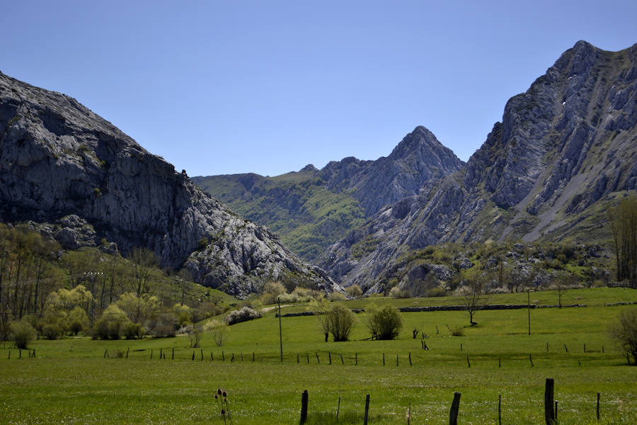 Este municipio, situado en plena cordillera Cantábrica, fue un verdadero escenario de enfrentamiento durante la Guerra Civil, conservando a día de hoy infraestructuras heredadas de aquella época