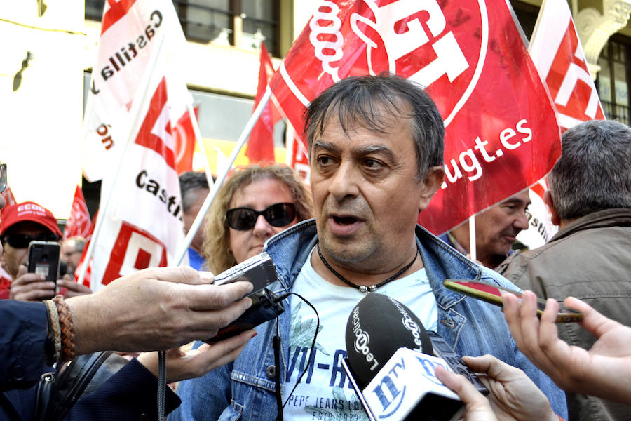 Fotos: Protestas ante la sede de la patronal