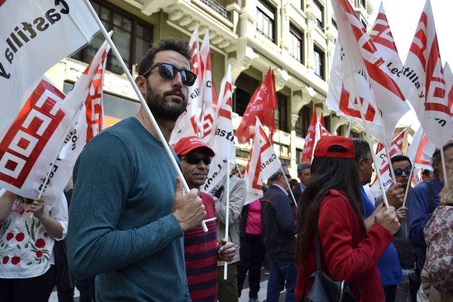 Fotos: Protestas ante la sede de la patronal