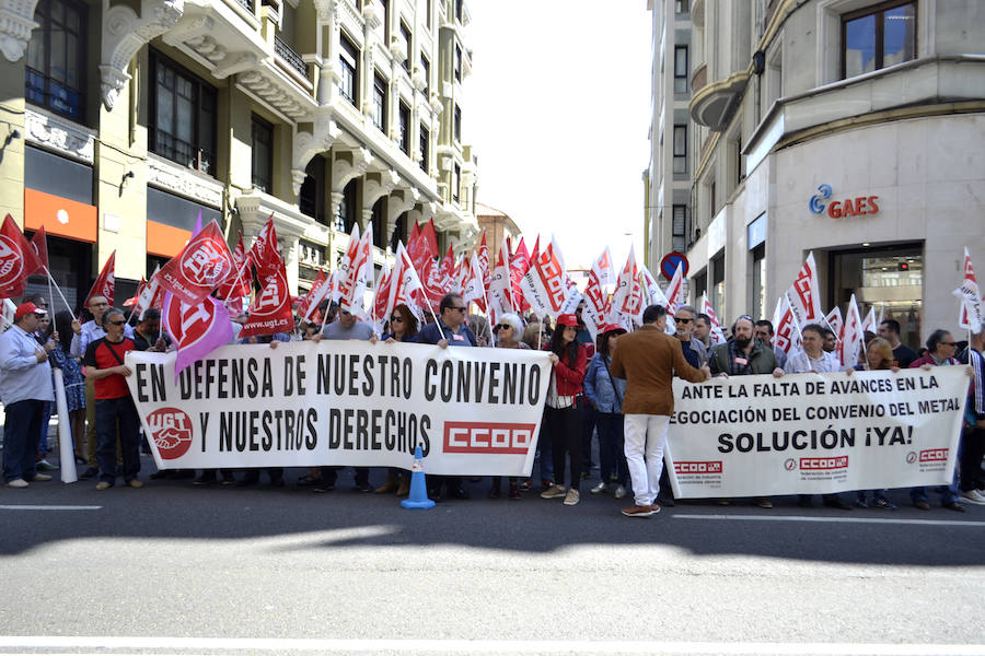 Fotos: Protestas ante la sede de la patronal