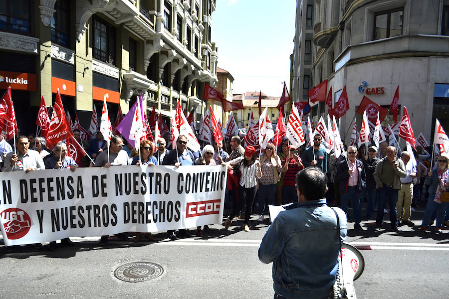 Fotos: Protestas ante la sede de la patronal