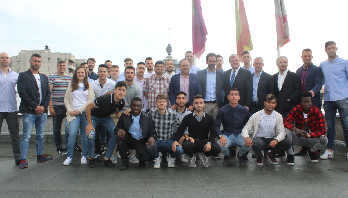 Fotos: El alcalde de León, Antonio Silván, recibe a la plantilla del Júpiter