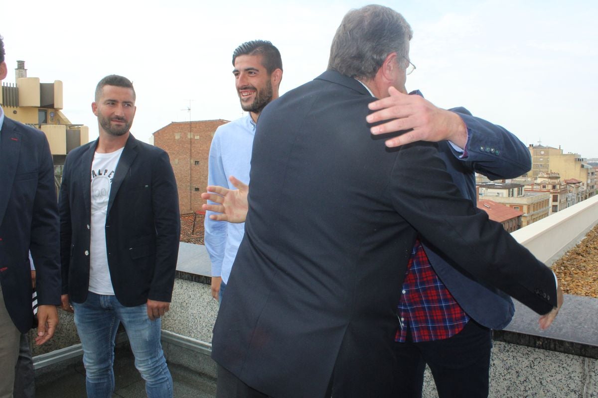 Fotos: El alcalde de León, Antonio Silván, recibe a la plantilla del Júpiter