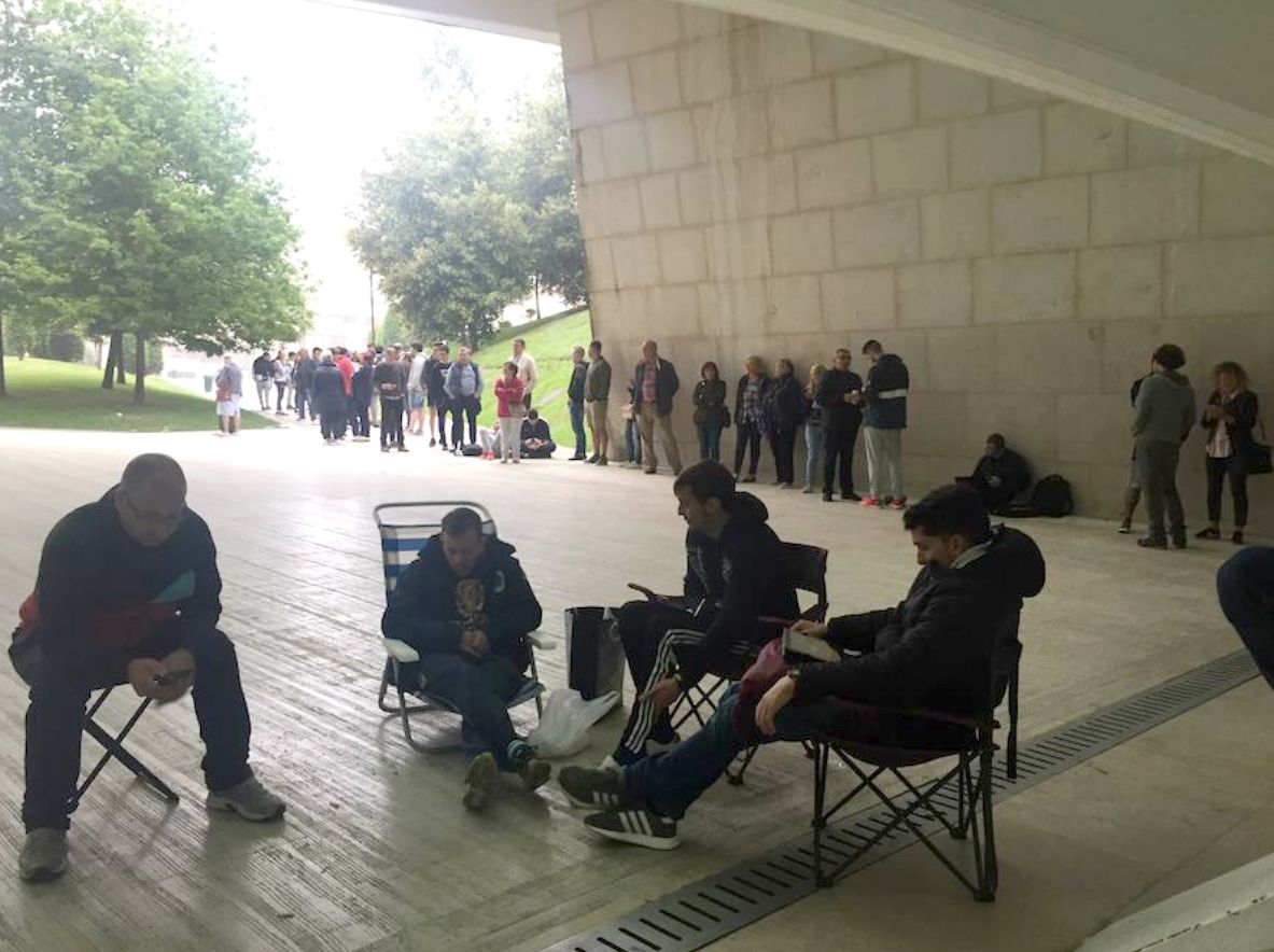 A las ocho de la mañana, dos horas antes de la apertura de puertas, ya eran un centenar los aficionados que aguardaban para sacar su entrada