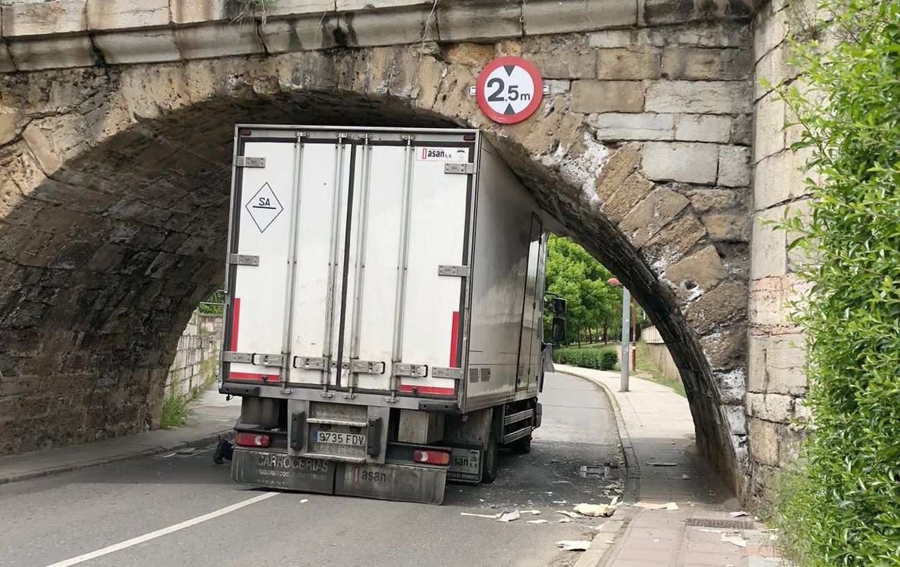 El conductor del vehículo, que se dirigía hacia la zona norte de la ciudad, no se percató de que la altura del mismo hacía imposible cruzar el 'ojo' del puente