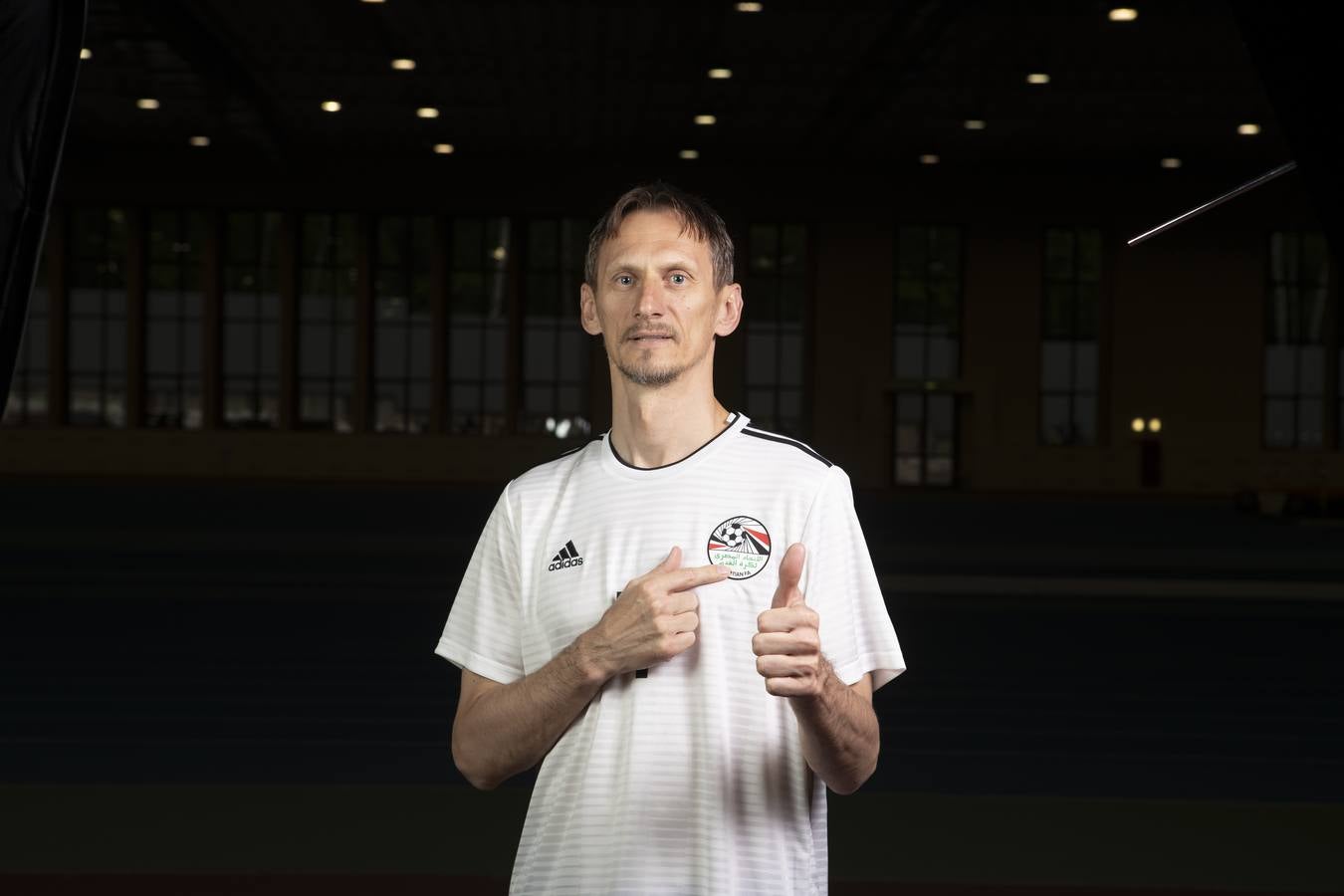 El entrenador de porteros ruso, Gintaras Stauce, con la camiseta de Egipto 