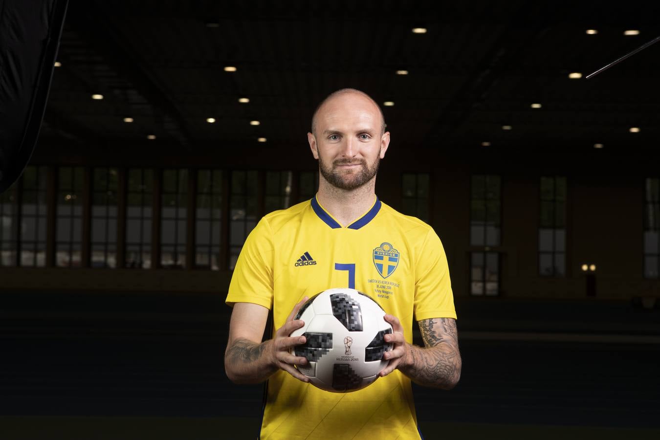 Konstantin Raush, defensa ruso, posa con la camiseta de Suecia.