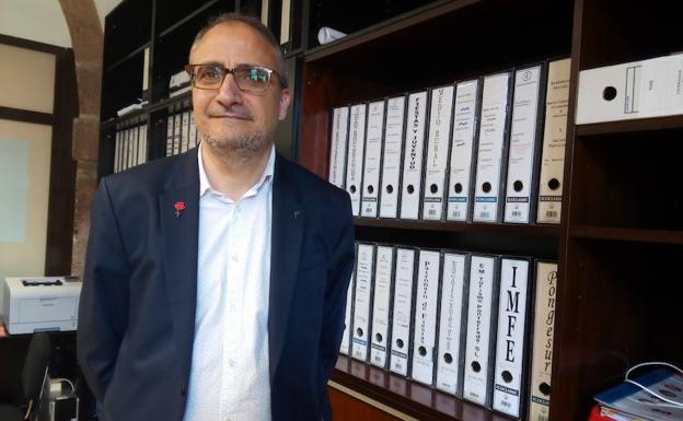 El portavoz municipal del PSOE, Olegario Ramón en el despacho del Grupo Municipal en el Ayuntamiento de Ponferrada.