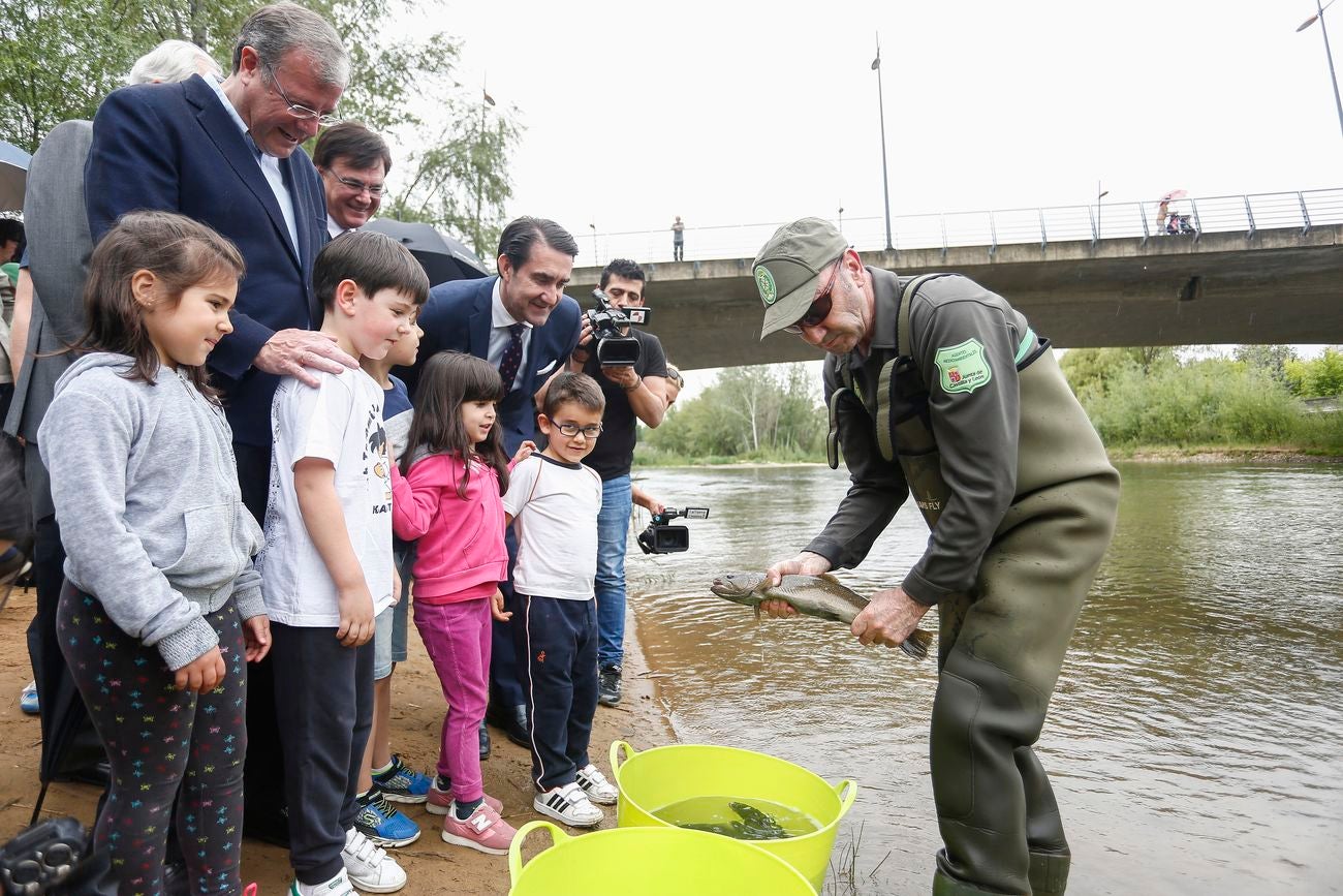 El consejero de Fomento y Medio Ambiente, Juan Carlos Suárez-Quiñones, presenta el Coto de Pesca de León junto al presidente de la Confederación Hidrográfica del Duero, Juan Ignacio Diego y el alcalde, Antonio Silván