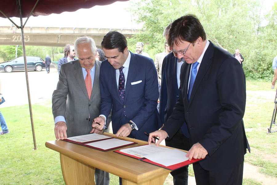 El consejero de Fomento y Medio Ambiente, Juan Carlos Suárez-Quiñones, presenta el Coto de Pesca de León junto al presidente de la Confederación Hidrográfica del Duero, Juan Ignacio Diego y el alcalde, Antonio Silván