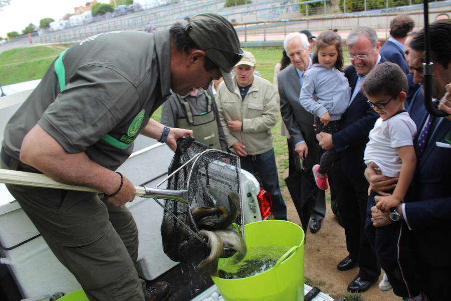 El consejero de Fomento y Medio Ambiente, Juan Carlos Suárez-Quiñones, presenta el Coto de Pesca de León junto al presidente de la Confederación Hidrográfica del Duero, Juan Ignacio Diego y el alcalde, Antonio Silván