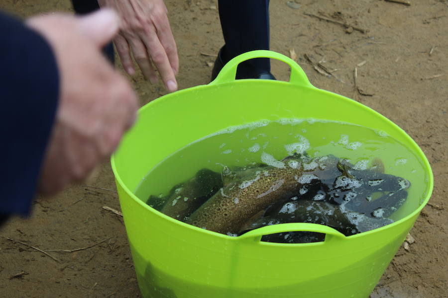 El consejero de Fomento y Medio Ambiente, Juan Carlos Suárez-Quiñones, presenta el Coto de Pesca de León junto al presidente de la Confederación Hidrográfica del Duero, Juan Ignacio Diego y el alcalde, Antonio Silván