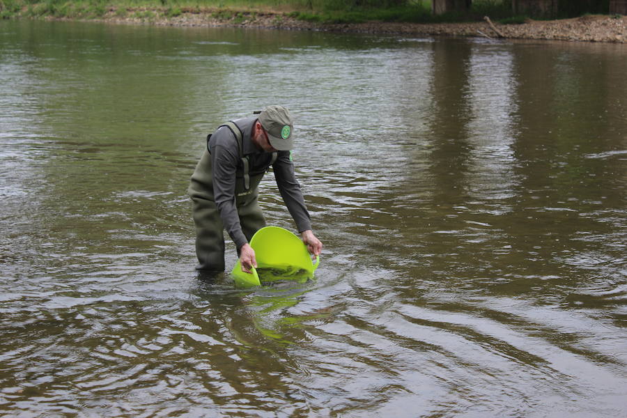 El consejero de Fomento y Medio Ambiente, Juan Carlos Suárez-Quiñones, presenta el Coto de Pesca de León junto al presidente de la Confederación Hidrográfica del Duero, Juan Ignacio Diego y el alcalde, Antonio Silván