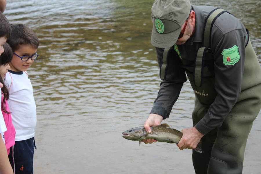 El consejero de Fomento y Medio Ambiente, Juan Carlos Suárez-Quiñones, presenta el Coto de Pesca de León junto al presidente de la Confederación Hidrográfica del Duero, Juan Ignacio Diego y el alcalde, Antonio Silván