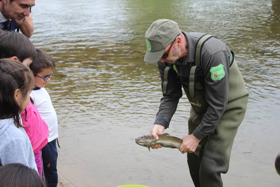 El consejero de Fomento y Medio Ambiente, Juan Carlos Suárez-Quiñones, presenta el Coto de Pesca de León junto al presidente de la Confederación Hidrográfica del Duero, Juan Ignacio Diego y el alcalde, Antonio Silván