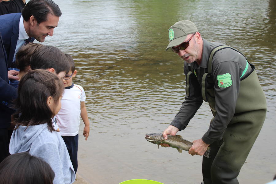 El consejero de Fomento y Medio Ambiente, Juan Carlos Suárez-Quiñones, presenta el Coto de Pesca de León junto al presidente de la Confederación Hidrográfica del Duero, Juan Ignacio Diego y el alcalde, Antonio Silván