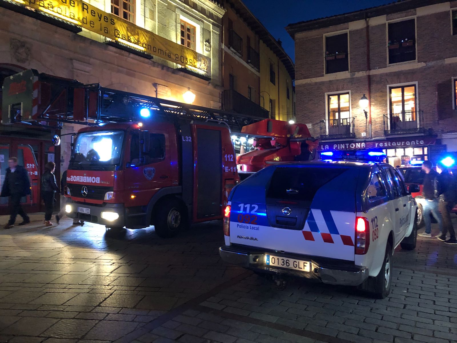 Fotos: Acordonada la Travesía de Carnicerías por el peligro de derrumbe de un edificio