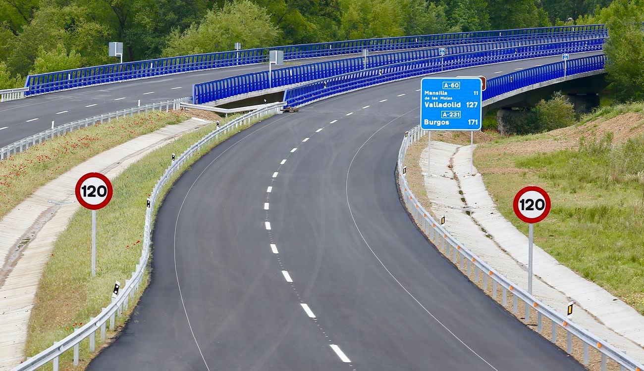 Últimos remates en los accesos a la autovía A60 en el nuevo tramo Puente Villarente-Santas Martas que se inaugurará en pocas semanas