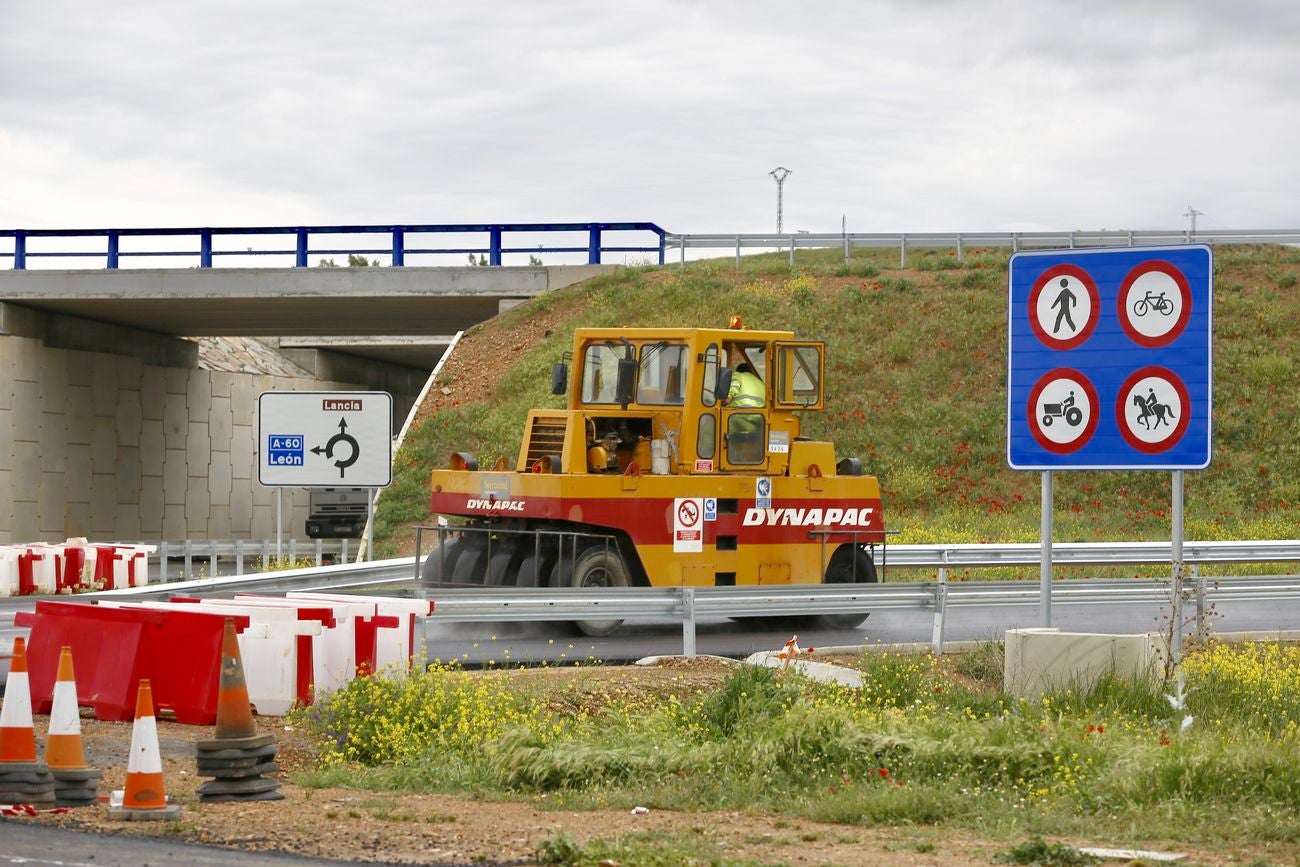Últimos remates en los accesos a la autovía A60 en el nuevo tramo Puente Villarente-Santas Martas que se inaugurará en pocas semanas