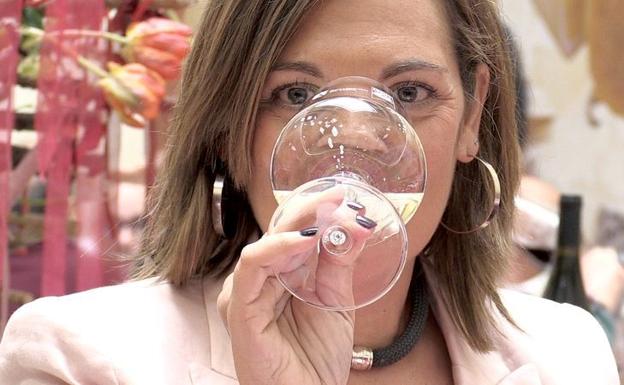 Milagros Marcos, durante la cata de vino blanco. 