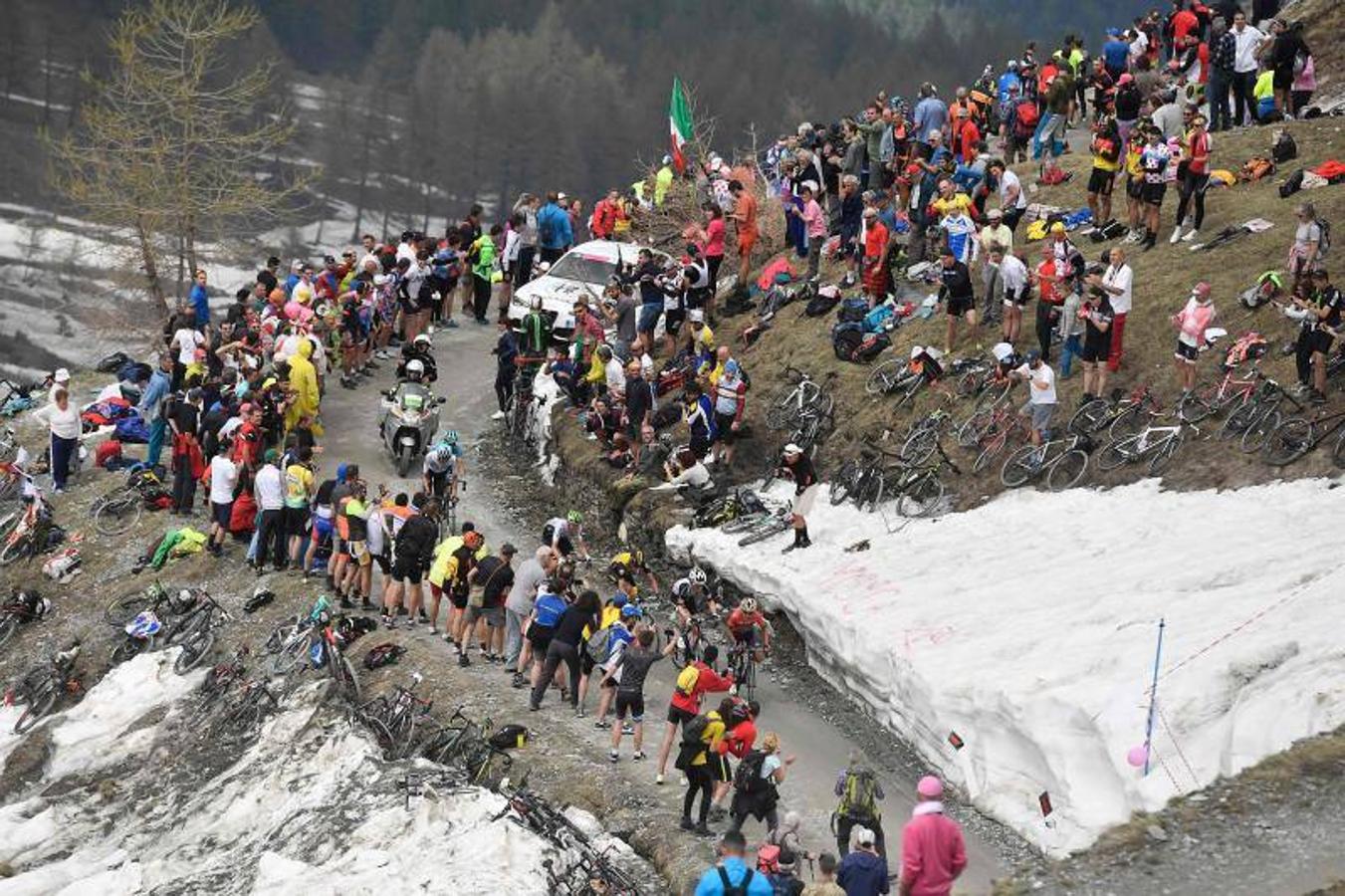 El británico puso la ronda italiana patas arriba con una escapada en solitario a 80 kilómetros de meta que acabó con victoria de etapa y la 'maglia rosa' en su poder