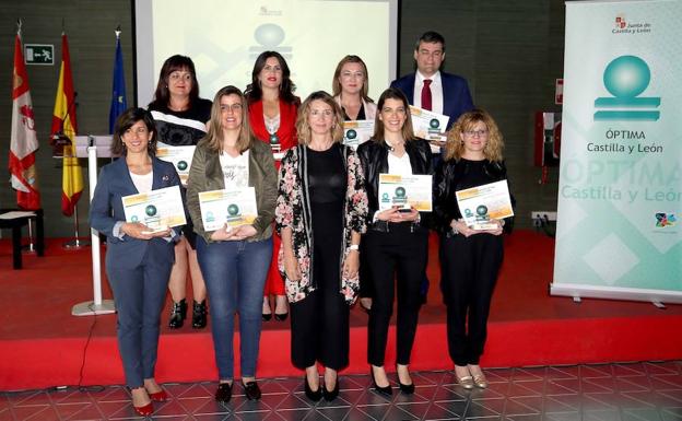 La consejera de Familia e Igualdad de Oportunidades, Alicia García, entrega los distintivos 'ÓPTIMA' 