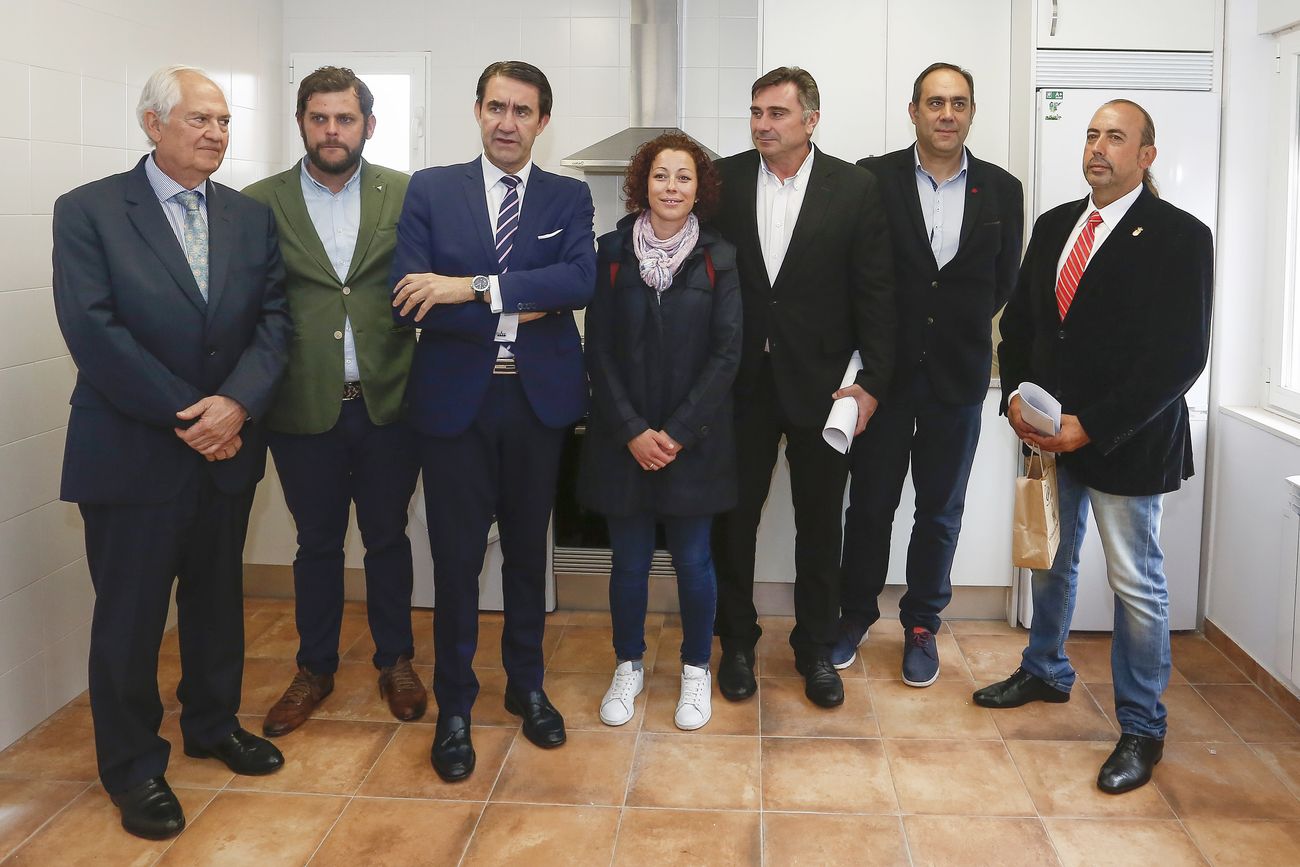 El consejero de Fomento y Medio Ambiente, Juan Carlos Suárez-Quiñones, firma en Almanza el Programa Rehabitare con cuatro ayuntamientos de la provincia de León