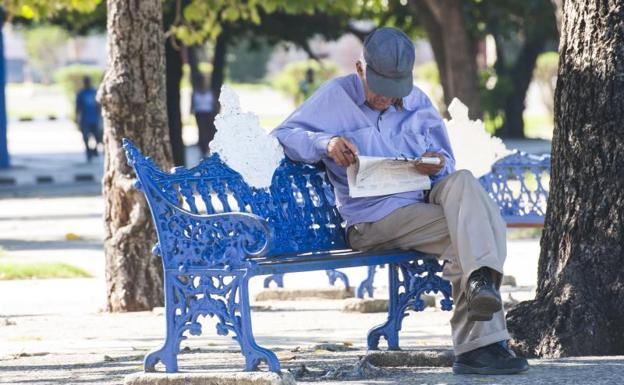 Un pensionista leyendo el periódico. 