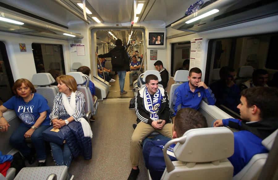 Fotos: Los oviedistas. rumbo a León en tren