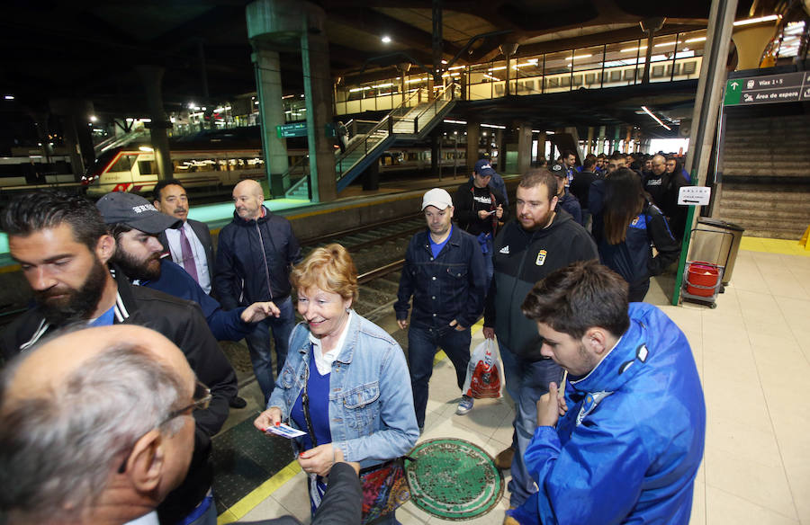 Fotos: Los oviedistas. rumbo a León en tren