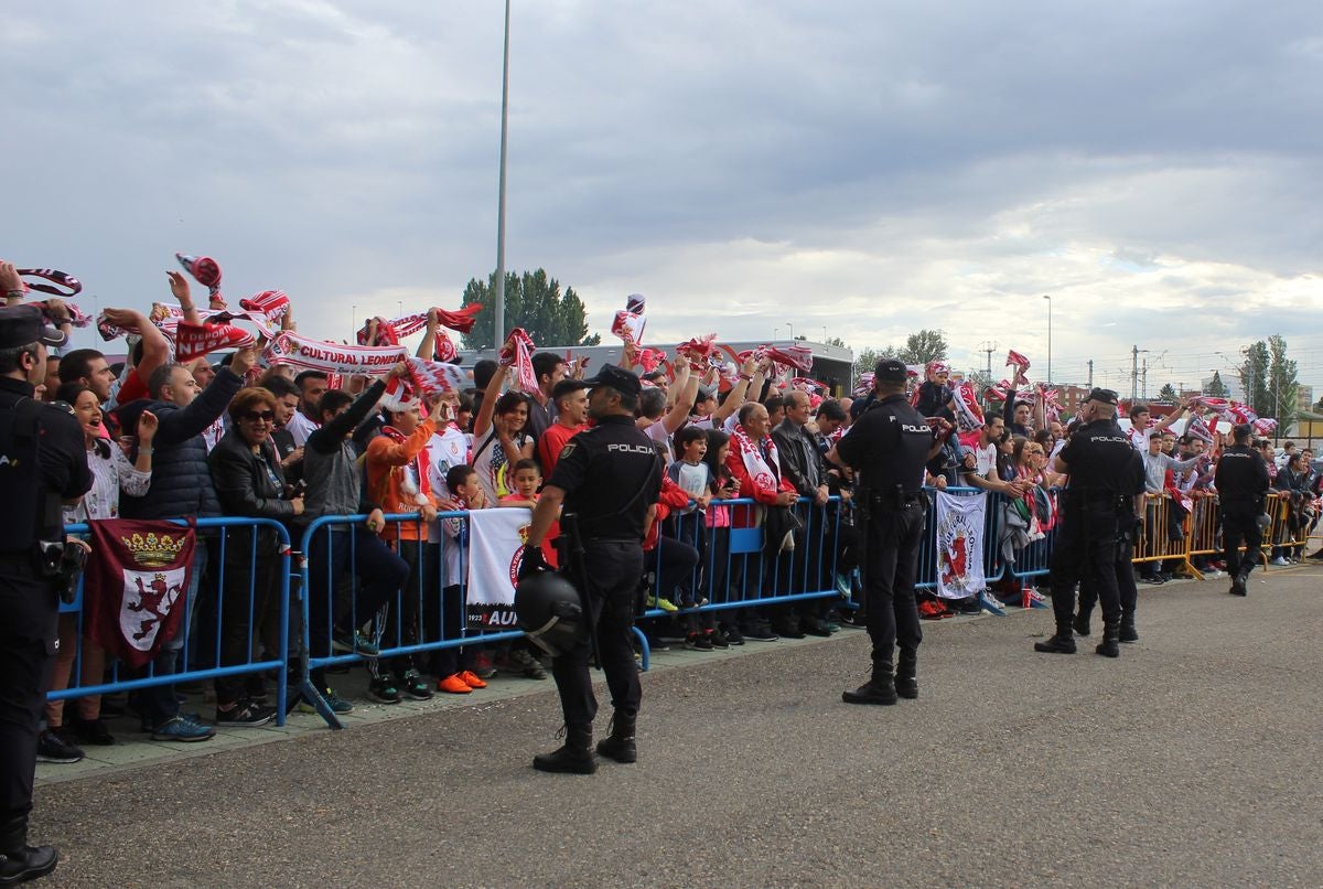 Fotos: La afición de la Cultural arropa a los jugadores antes del partido