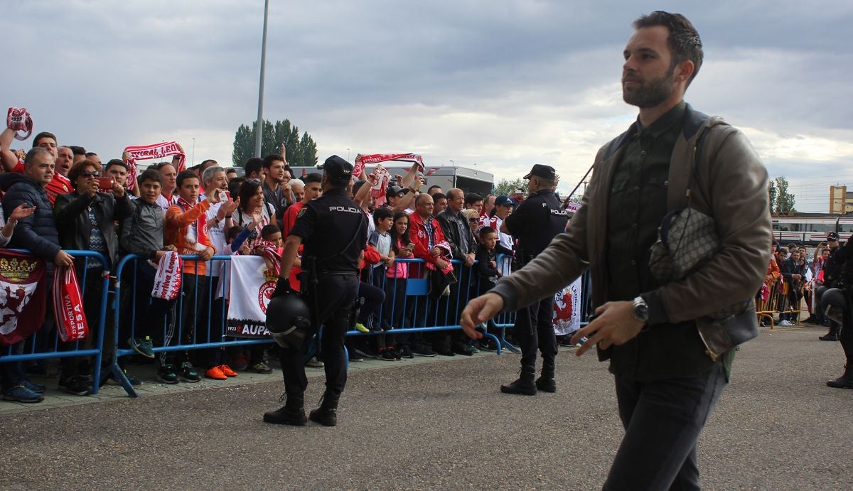 Fotos: La afición de la Cultural arropa a los jugadores antes del partido