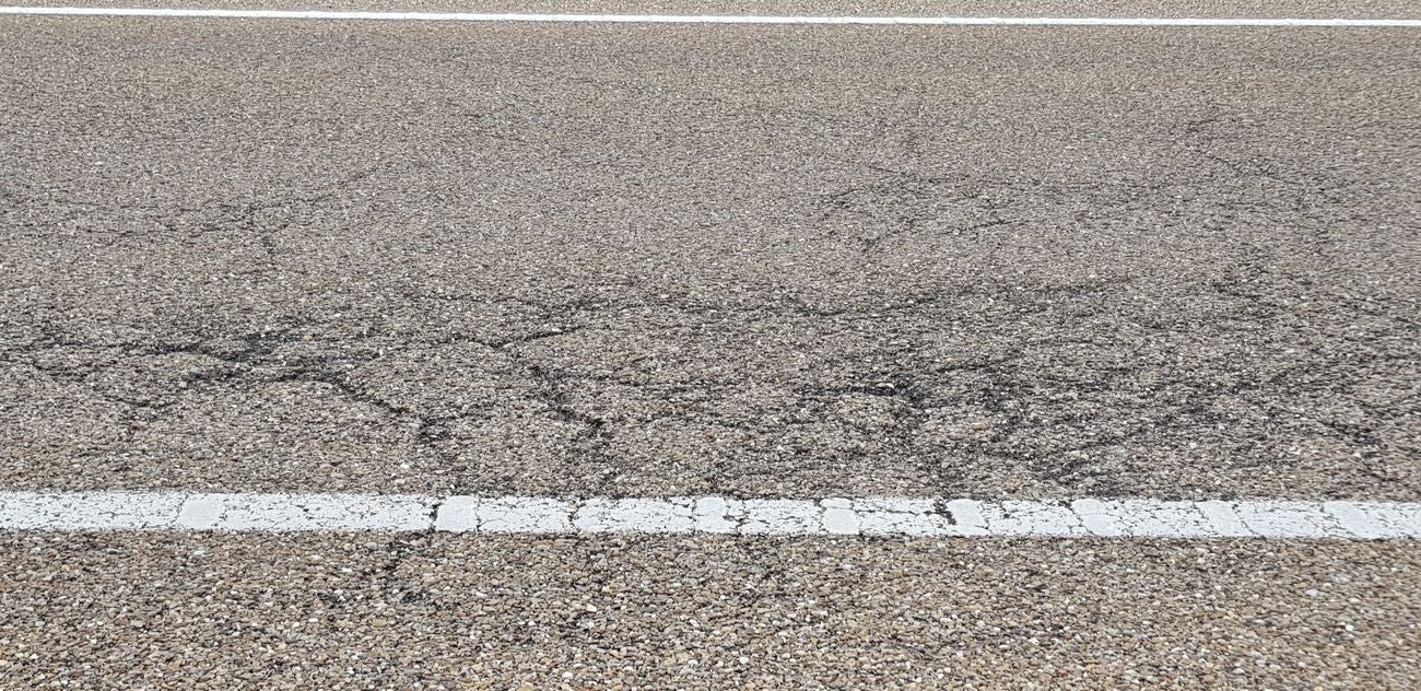 Más de 2.000 baches maltratan a conductores y vehículos en el tramo León-Benavente. El pésimo estado del vial obliga a los conductores a circular por la izquierda