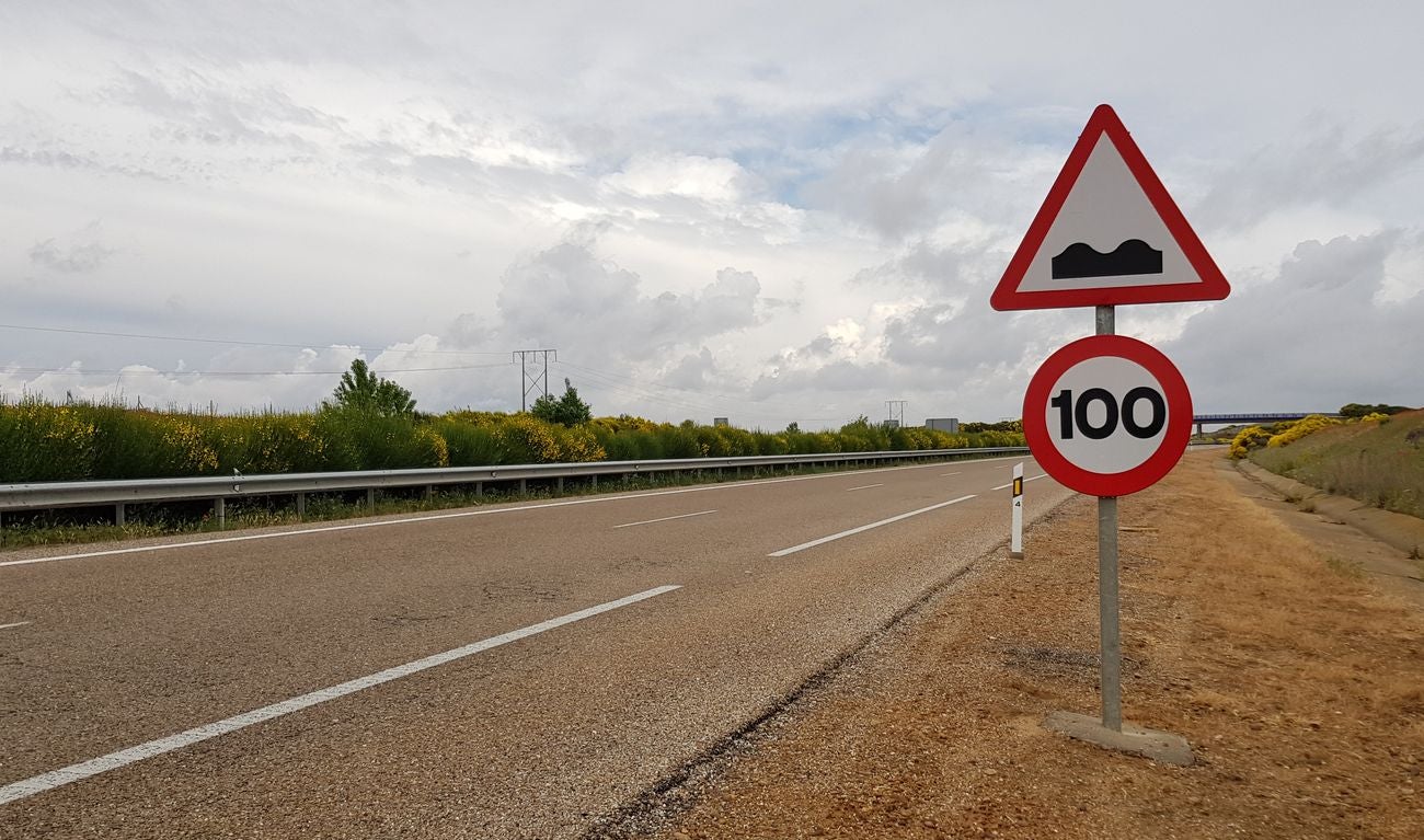 Más de 2.000 baches maltratan a conductores y vehículos en el tramo León-Benavente. El pésimo estado del vial obliga a los conductores a circular por la izquierda