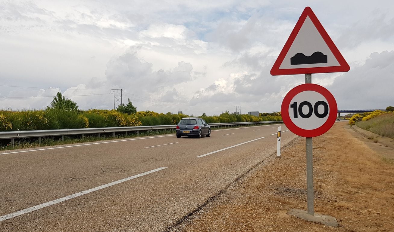 Más de 2.000 baches maltratan a conductores y vehículos en el tramo León-Benavente. El pésimo estado del vial obliga a los conductores a circular por la izquierda