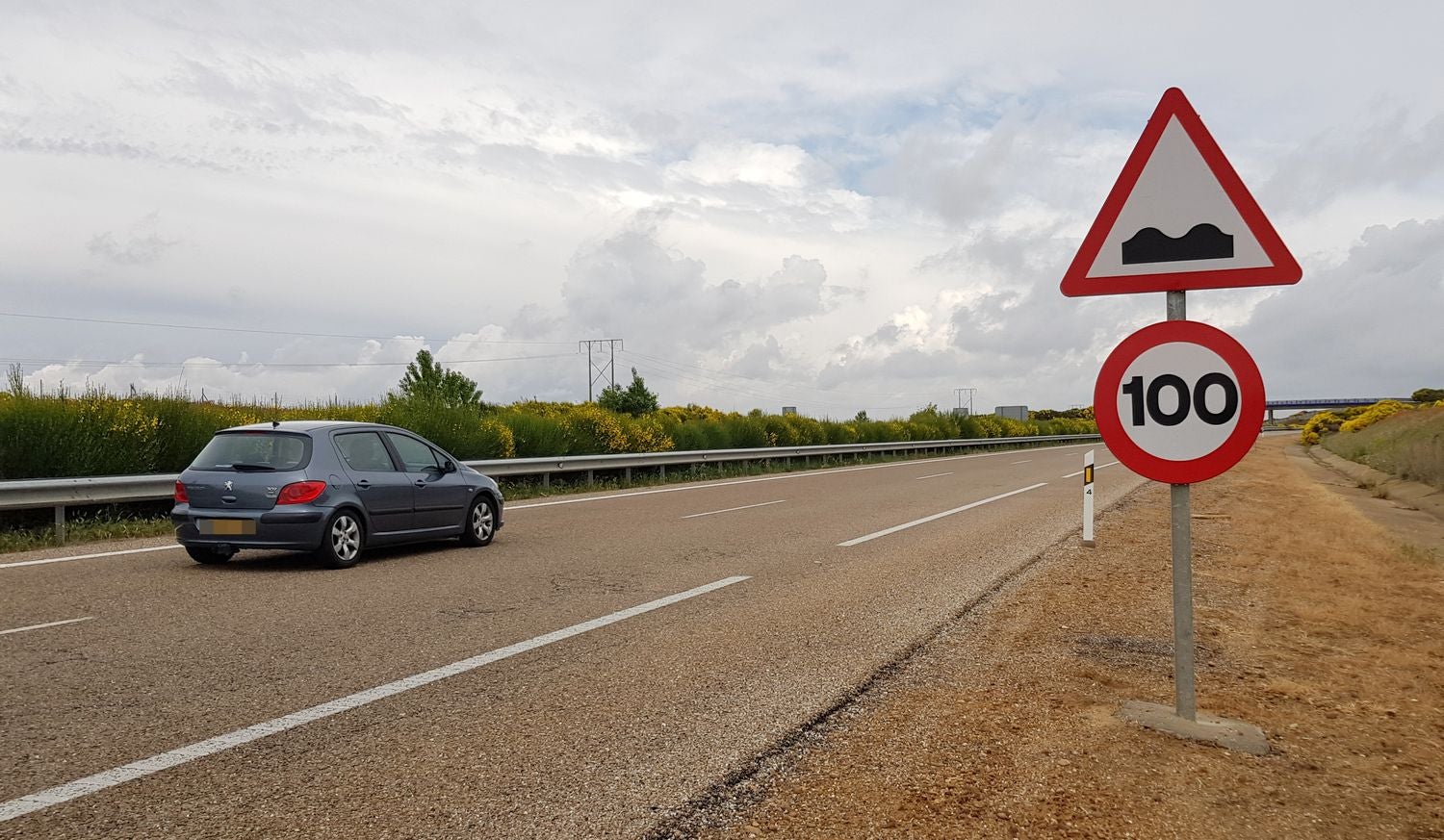 Más de 2.000 baches maltratan a conductores y vehículos en el tramo León-Benavente. El pésimo estado del vial obliga a los conductores a circular por la izquierda