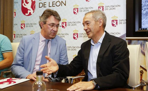 El presidente de la Diputación con el de la AECC de León.