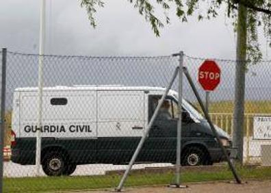 Imagen secundaria 1 - El furgón de la Guardia Civil, camino de la cárcel.