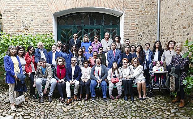 Foto de familia del director de la Fundación Alimerka, Antonio Blanco, y representantes de 14 entidades locales.