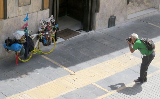 La 'bicicleta de la cinta aislante' fotografiada en la Calle Ancha.