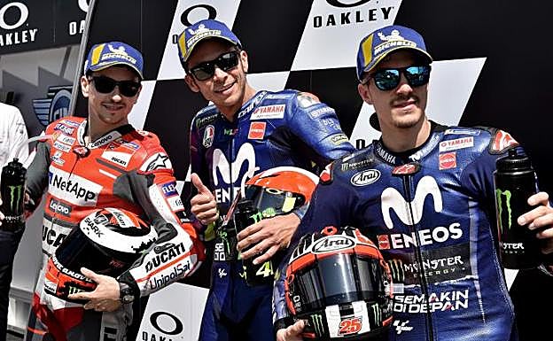 Rossi celebrando la pole en el circuito de Mugello