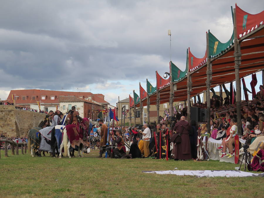 Fotos: Tradicional representación de las Justas medievales en Hospital de Órbigo