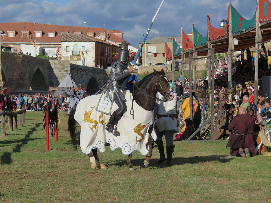 Fotos: Tradicional representación de las Justas medievales en Hospital de Órbigo