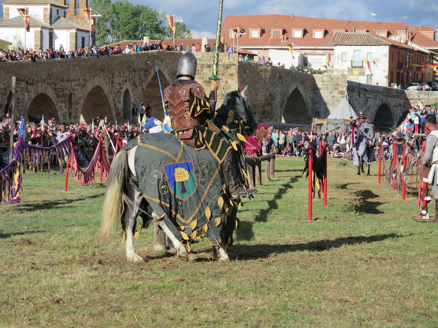 Fotos: Tradicional representación de las Justas medievales en Hospital de Órbigo