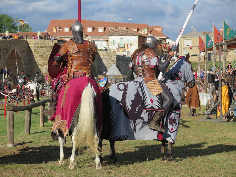 Fotos: Tradicional representación de las Justas medievales en Hospital de Órbigo