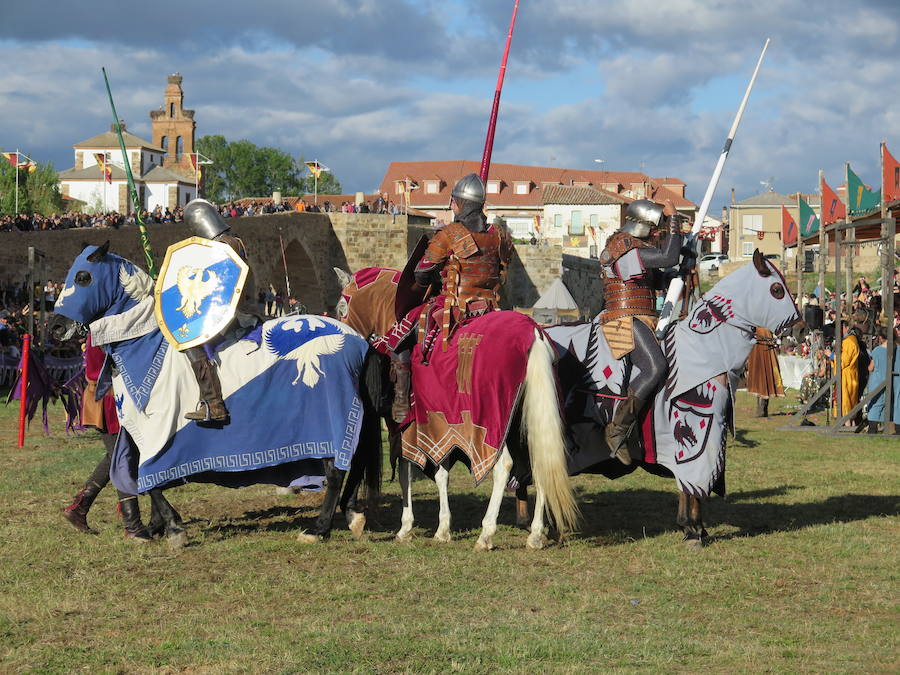 Fotos: Tradicional representación de las Justas medievales en Hospital de Órbigo