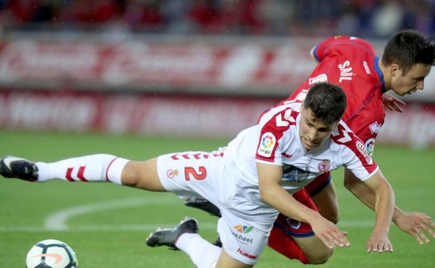 Ángel Bastos pelea por un balón.